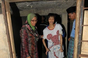 Giải thoát một phụ nữ bị anh trai nhốt 10 năm trong phòng tối