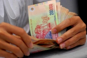 Nên gửi tiết kiệm bằng USD hay VND?
