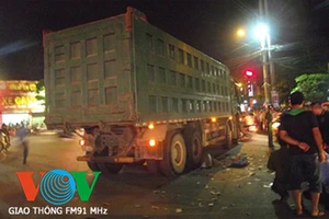 Va chạm rồi ngã xe giữa phố, hai chị em bị xe tải cán chết