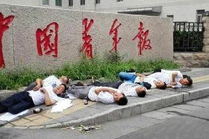 Cả nhà 7 người uống thuốc sâu tự tử vì bị “cướp” đất