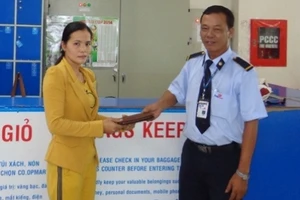 Đảng viên nghèo trả lại gần 100 triệu đồng cho người đánh rơi