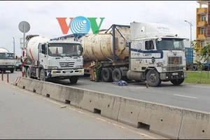 Nhiều lần tự tử không thành, người đàn ông tìm chết bằng cách lao vào xe đầu kéo