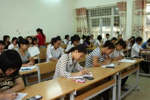 Ngả mũ trước nữ sinh mồ côi cha mẹ thủ khoa khối C với 27 điểm 