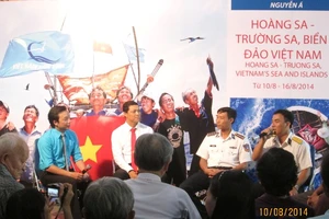 Nguyễn Á ra mắt sách ảnh Hoàng Sa-Trường Sa, biển đảo Việt Nam