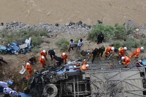 Xe buýt du lịch rơi xuống vực, ít nhất 44 người thiệt mạng