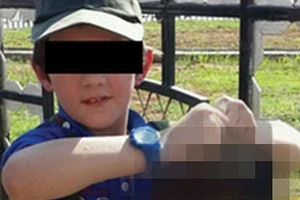 Thế giới sốc với bức ảnh cậu bé cầm thủ cấp binh sĩ Syria