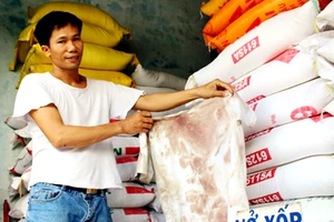 Bị bắn hai phát đạn, chủ tiệm gạo vẫn tay không chống trả 3 tên cướp có súng