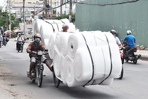 'Siêu' xe xích lô 'làm xiếc' trên đường