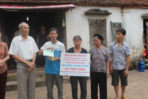 Một nhà hảo tâm tặng ông Nguyễn Thanh Chấn 100 triệu đồng