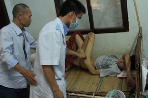 Ra quyết định bắt khẩn cấp kẻ hành hạ dã man bé trai khuyết tật