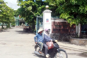 Giám đốc nhận 7 người thân vào làm trước khi chuyển công tác