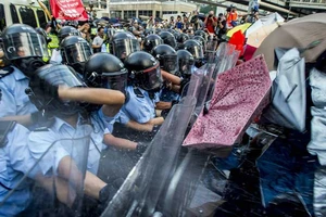 Biểu tình hỗn loạn tại Hong Kong, cảnh sát dùng dùi cui, hơi cay để giải tán