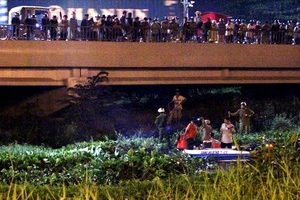 Nửa đêm, đứng chật kín cầu Sài Gòn xem bắt cướp