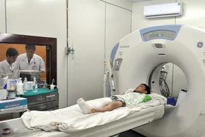 Lời khai ban đầu của gã cha dượng đánh bé trai gãy tay chân, nứt hộp sọ 