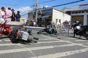 Cột đèn bất ngờ đổ sập, ba người đi xe máy bất tỉnh