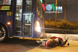 Mắc kẹt dưới gầm xe buýt, thanh niên may mắn thoát chết