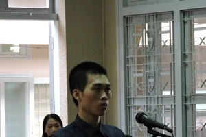 Đi hiếp dâm, cướp tài sản để 'dạy cho con gái một bài học'