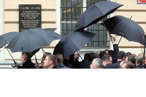 Tổng thống Đức bị người dân Cộng hòa Séc ném trứng trúng đầu