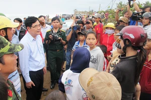 Lũ tràn qua đập thủy điện, sơ tán khẩn cấp hàng ngàn hộ dân