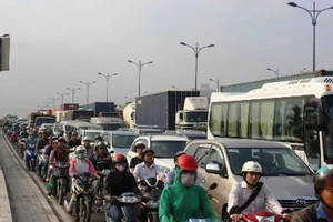 TP.HCM: CSGT vắt kiệt sức giải tỏa vụ kẹt xe kéo dài 15 tiếng