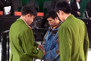 Bé 9 tuổi bị cưỡng bức trong hố công sự