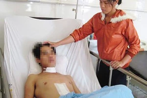 Người đàn ông tự cắt cổ, rạch bụng vì hoang tưởng