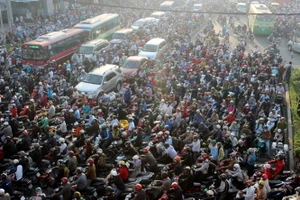 Đèn tín hiệu tắt, ngã 4 Thủ Đức thành 'biển xe'