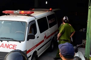 Hãi hùng phát hiện thi thể trong thang máy chuyển hàng