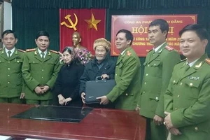 Công an trả lại cụ già 30 triệu đồng bỏ quên ở bến xe buýt
