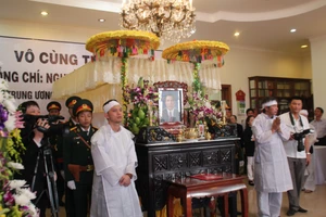 Hàng ngàn người đến viếng ông Nguyễn Bá Thanh trong nghẹn ngào 