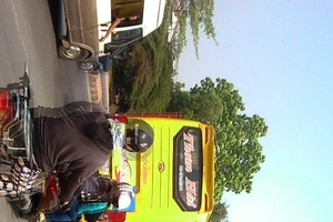 Bát nháo xe tết: Chỉ cần có khách là tấp vô liền