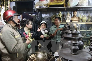 Huy động gần 300 công an bảo vệ an ninh phiên chợ 'mua may, bán rủi'