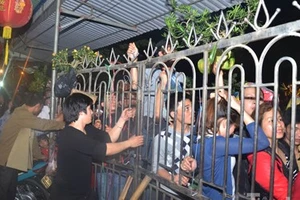 Trèo tường, leo mái nhà 'thoát thân' ở chợ Viềng