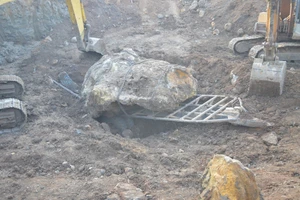 Tạm giữ hòn đá bán quý gần 30 tấn, trị giá nhiều tỉ đồng