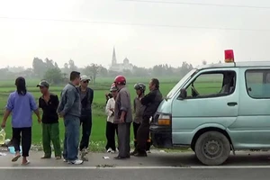 Phát hiện thi thể đàn ông biến dạng khủng khiếp ven đường