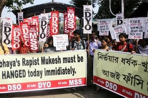 Bị cáo hiếp dâm bị lôi ra khỏi nhà tù, đập chết rồi treo lên cao