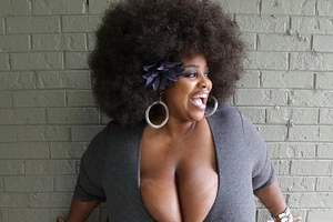 Người phụ nữ ngực khủng lên truyền hình tìm tình yêu đích thực