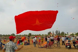 Bé trai bị diều 'khổng lồ' cuốn lên cao 20 m rồi rớt xuống tử vong