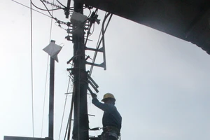 Trụ điện cao thế phát nổ, cáp viễn thông vương vãi trên đường