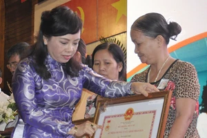 Trao thẻ BHYT và Kỷ niệm chương cho người hiến tạng