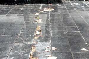 Nền gạch tượng đài Mẹ Việt Nam vỡ vụn sau khánh thành