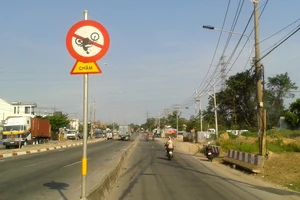 Biển báo giao thông khiến ai cũng phải... ngoái nhìn