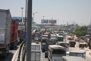 Tài xế phản ứng việc “ăn bớt' ngày khi thu phí cầu Đồng Nai