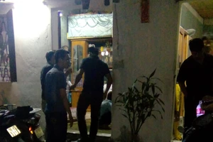 Người đàn ông cố thủ trong nhà với can xăng 20 lít dọa thiêu sống con