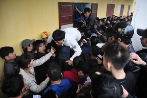 Hãi hùng cảnh CĐV trèo lên cổ nhau mua vé xem Công Phượng