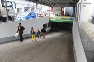 Vụ rơi xuống tầng hầm chết: Tòa nhà Tòa tháp Vicentra dựng lan can sắt