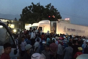 Kẹt xe 10 km trên QL1 vì dân ra đường phản đối 'bão xỉ' 