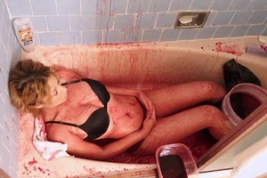 Cô gái 19 tuổi gây sốc khi tiết lộ tắm bằng... tiết lợn để 'giữ thanh xuân'