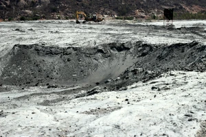 Vụ dân chặn QL1A: Cận cảnh bãi xỉ khổng lồ lộ thiên gây ô nhiễm khủng khiếp