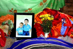 Thương tâm: 2 bé trai chết đuối chôn chung một hòm vì quá nghèo